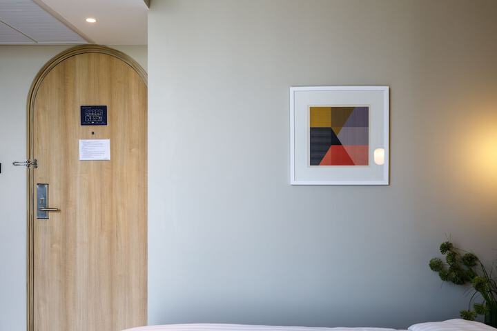 Room 27 of 161