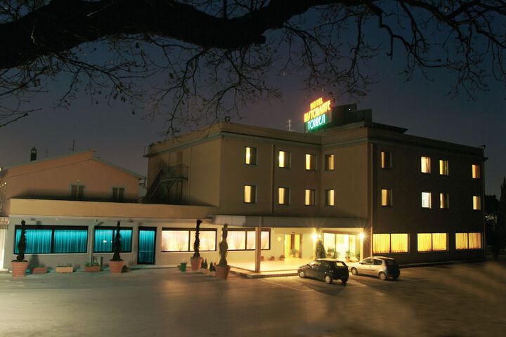 Hotel Exterior 49 of 51