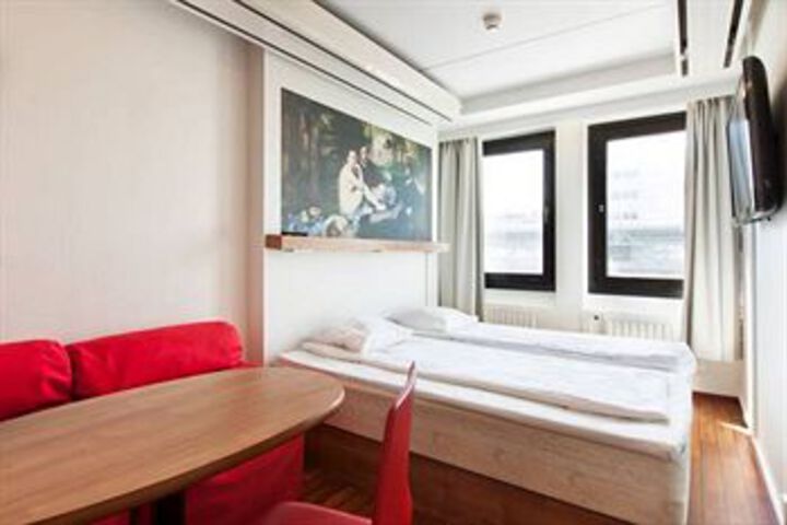 Room 4 of 9