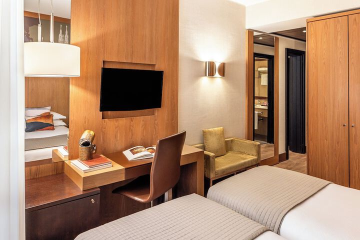 Room 32 of 98