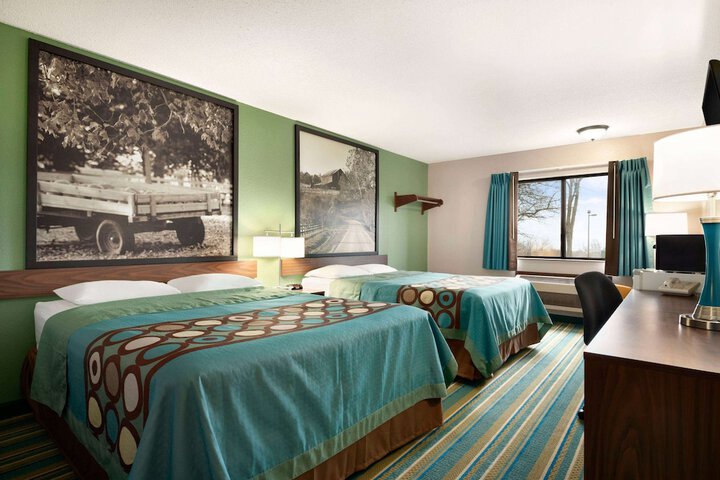 1 Queen Bed (4 of 7)