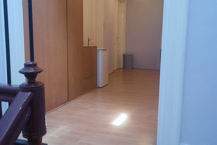 Room 7 of 12