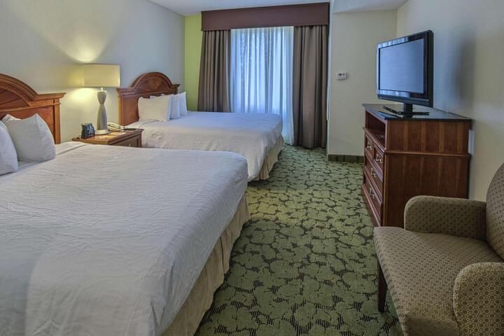 2 Queen Beds (18 of 19)