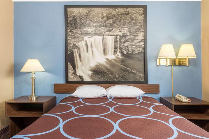 1 Queen Bed Accessible Room (6 of 6)