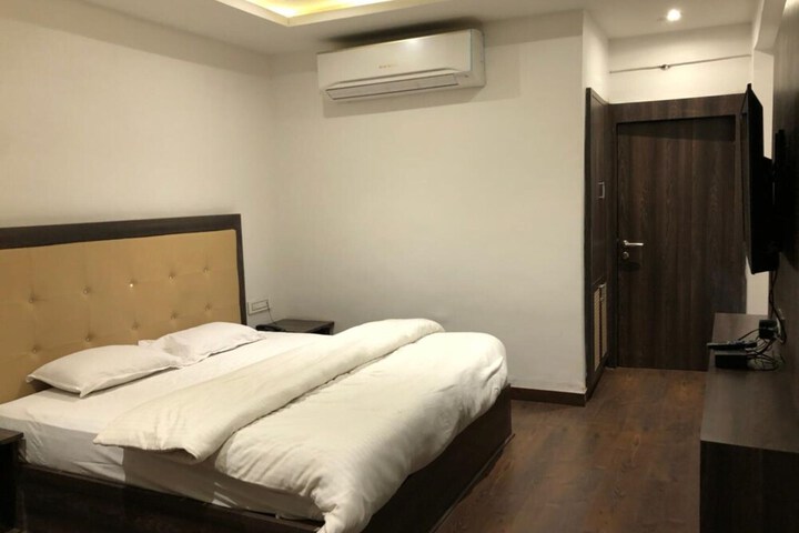 Room 3 of 15