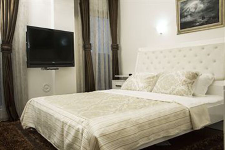 Room 9 of 35