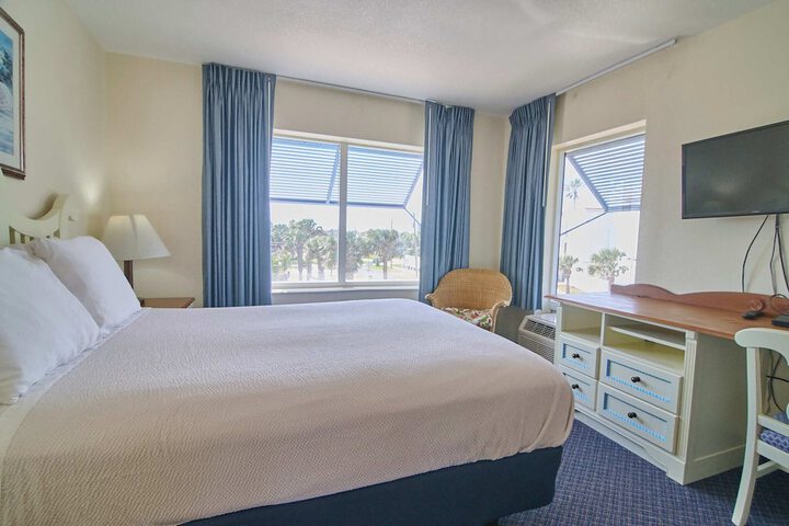 Room 4 of 77