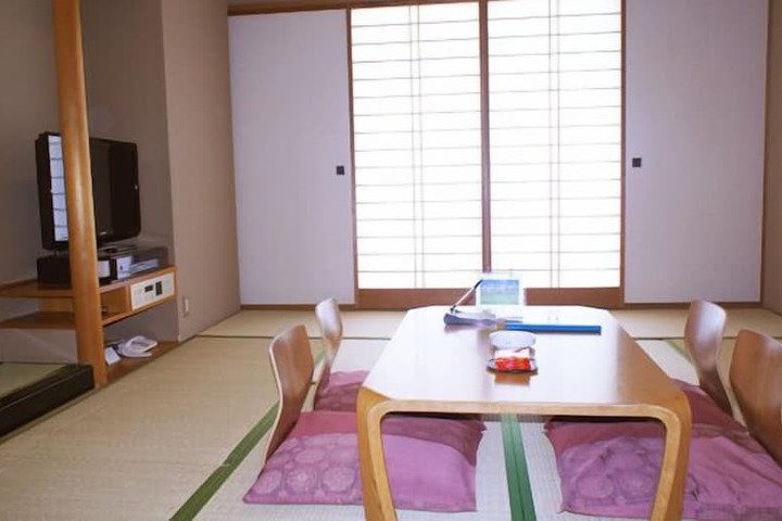 Room 9 of 32