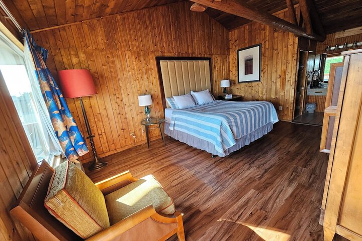 Deluxe King Bed (9 of 22)