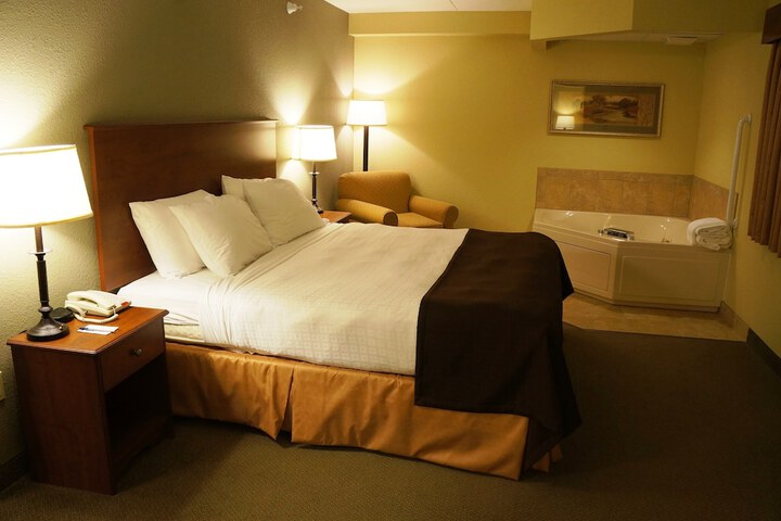 1 King Bed Accessible (32 of 32)