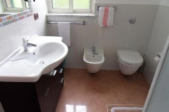Room 12 of 32