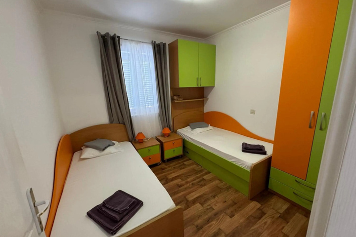 Room 4 of 9