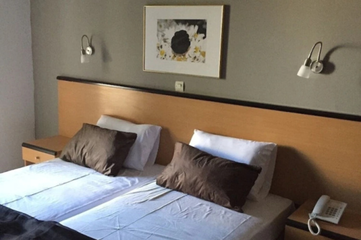 Room 5 of 11