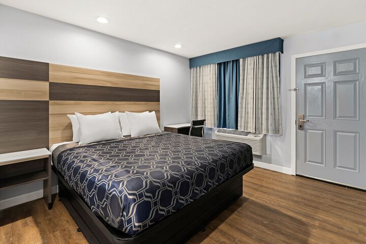 1 King Bed (10 of 11)