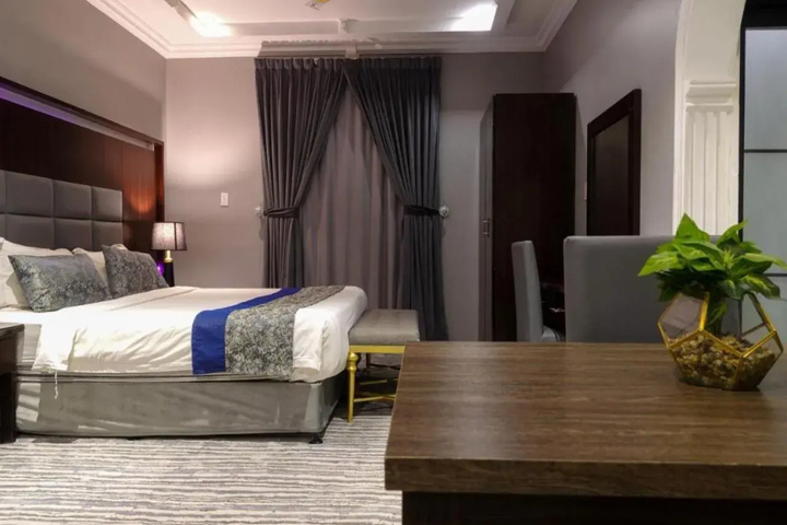 Room 5 of 10