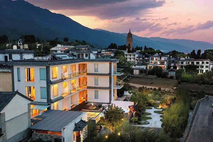 The Windyard Kazan Onsen Hotel-Private Hot Spring Bathtub close to South Gate of Dali Ancient Town