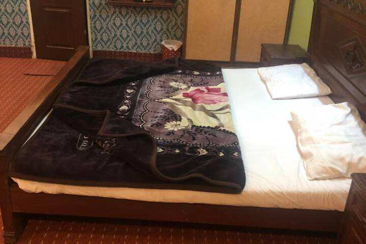 Room 13 of 30