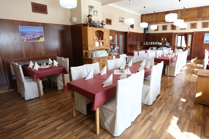 Dining 72 of 77