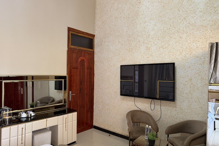 Room 4 of 10