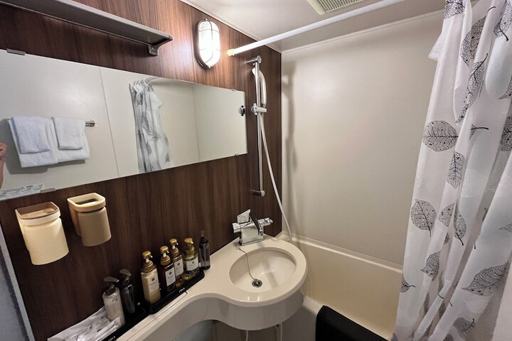 Room 9 of 18