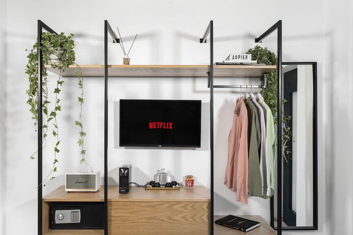 Room 4 of 100