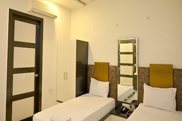 Room 11 of 37