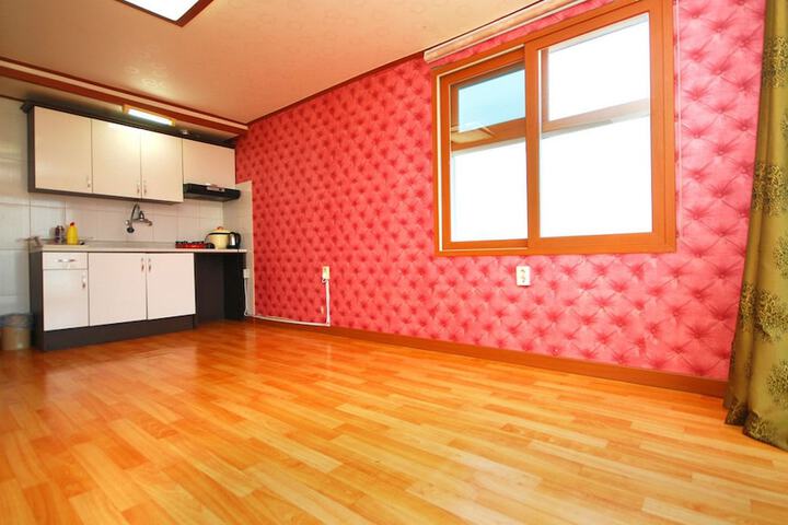 Room 7 of 16