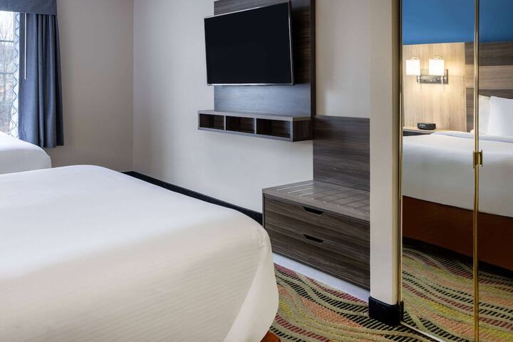 1 Queen Bed Mobility Accessible Studio Suite Bathtub with Grab Bars (5 of 28)