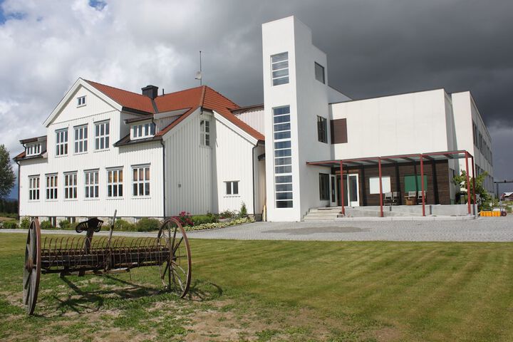 Exterior of Elton Hotel