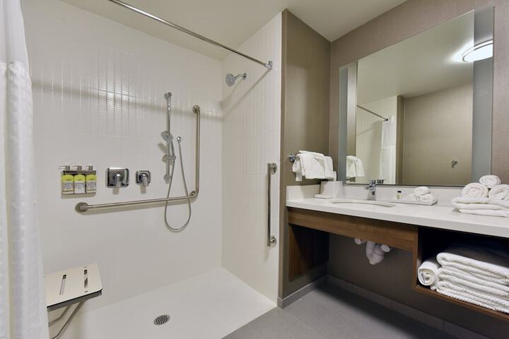 2 Queen 1 Bedroom Suite Mobility Accessible Roll Shower (7 of 29)