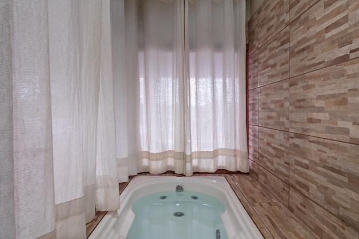 Room 12 of 16