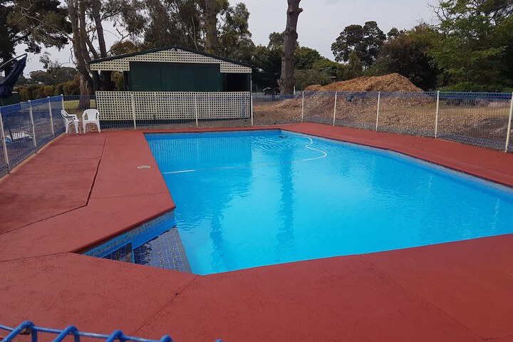 Pool 10 of 32
