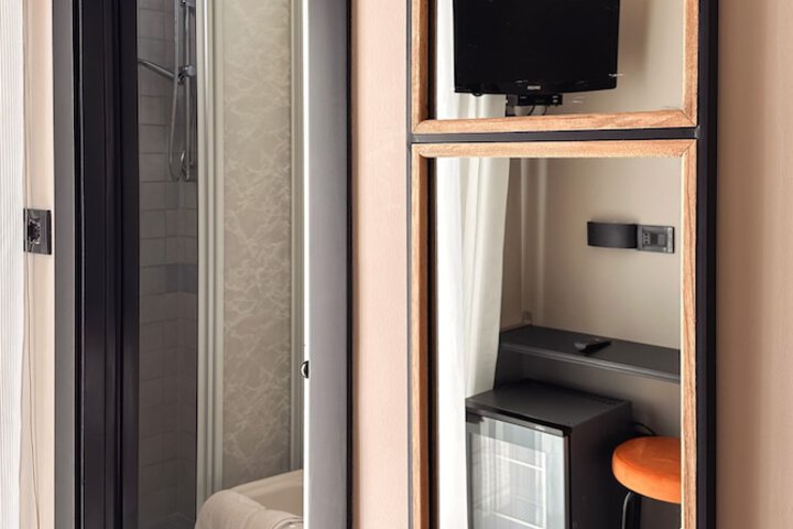 Room 32 of 50