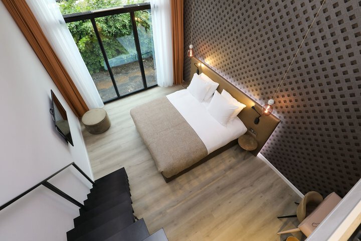 Room 9 of 77