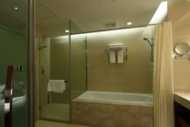 Room 15 of 18