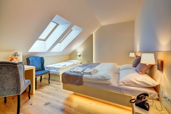 Room 7 of 25