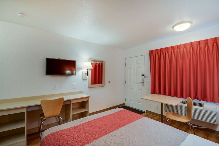 Room 6 of 24