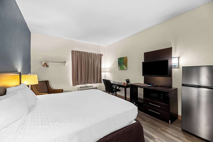 1 King Bed (4 of 12)