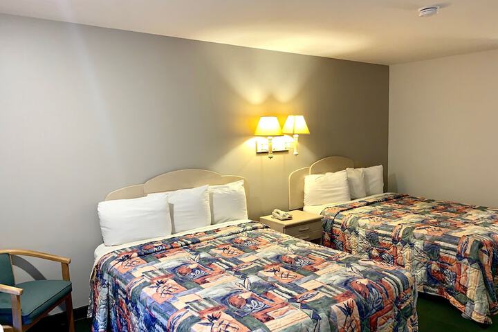 2 Queen Beds (2 of 9)