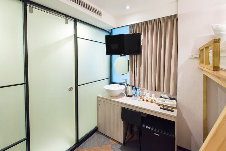 Room 9 of 17
