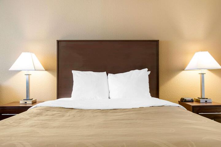 1 Queen Bed (12 of 13)