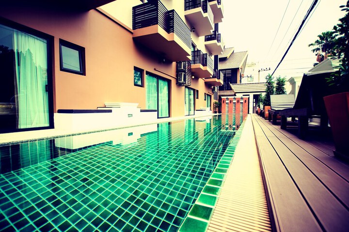 Pools & Facilities