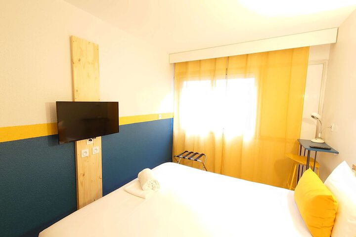 Room 3 of 40