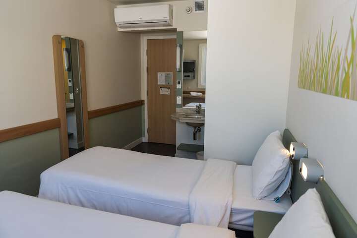 Room 6 of 74