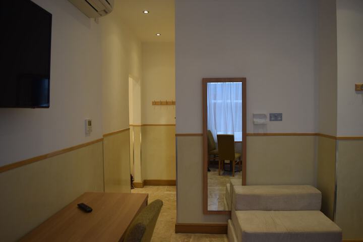 Room 7 of 90