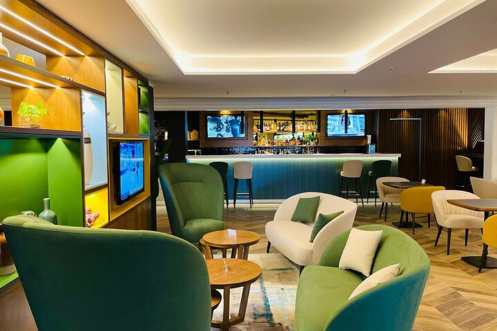 Lounge 70 of 98