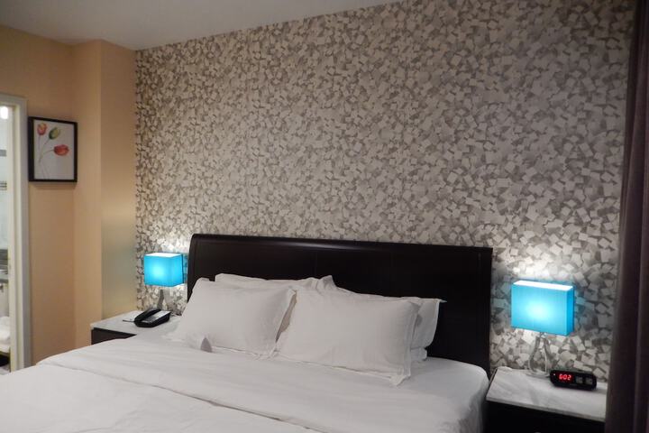 1 King Bed (2 of 8)