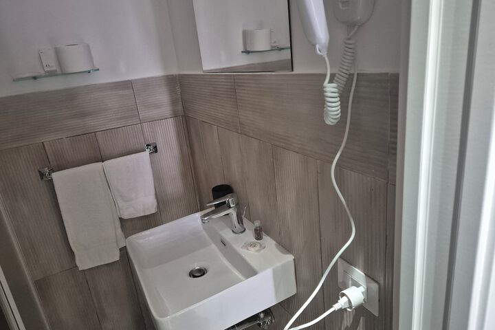 Room 32 of 68
