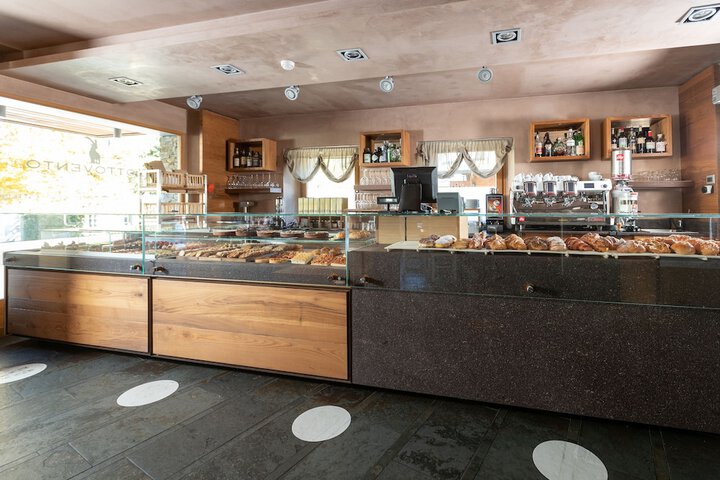Lounge 78 of 99