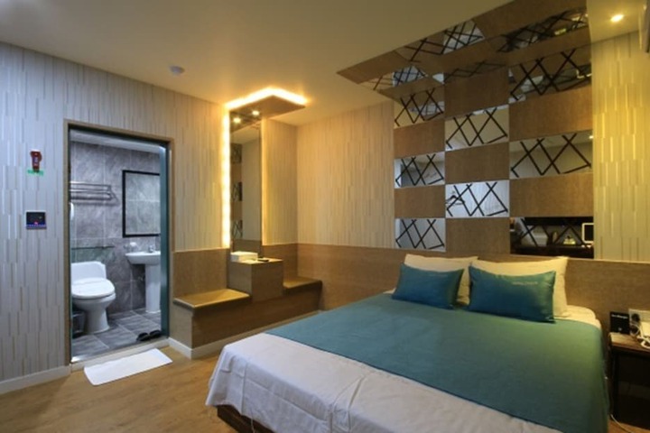 Room 10 of 48